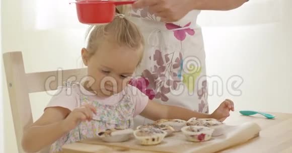 对蛋糕上的糖感兴趣的孩子视频的预览图