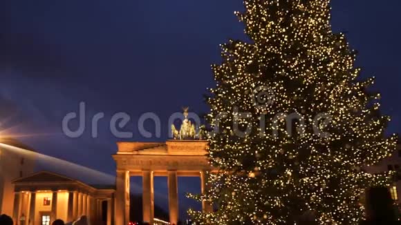 有圣诞树的布拉登堡门视频的预览图