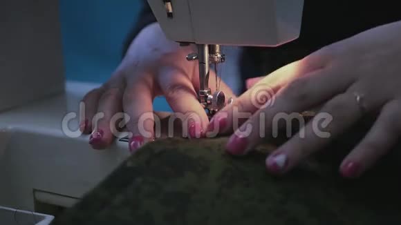美女手缝缝纫机上的专用服装慢动作高清1920x1080视频的预览图