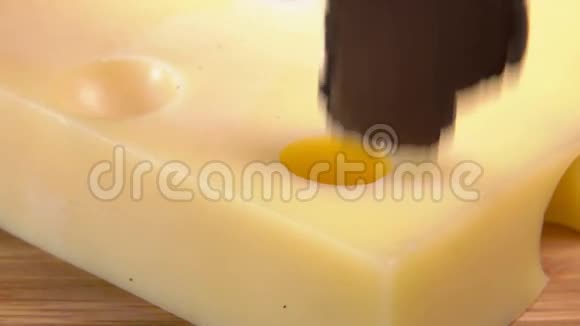 黑色松露片落在马斯达姆奶酪上视频的预览图