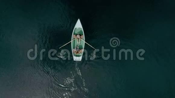 一对快乐的千禧夫妇在高山湖划船视频的预览图