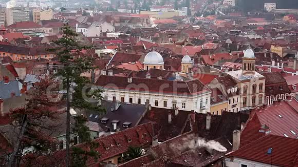 布拉索夫市中心黑色教堂中世纪小镇俯视视频的预览图