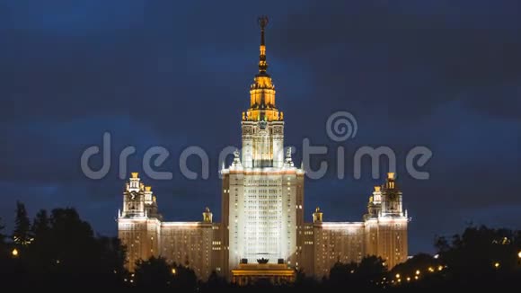 莫斯科国立大学大楼的时间流逝夜晚照亮莫斯科俄罗斯视频的预览图