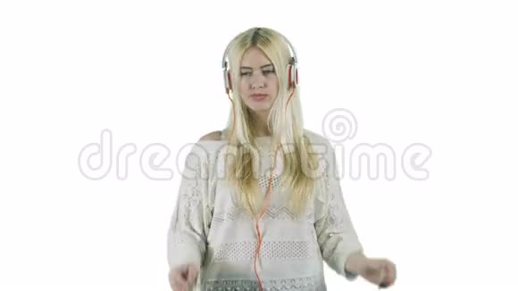 带着耳机听音乐跳舞和微笑的年轻女子被孤立在白色背景上视频的预览图
