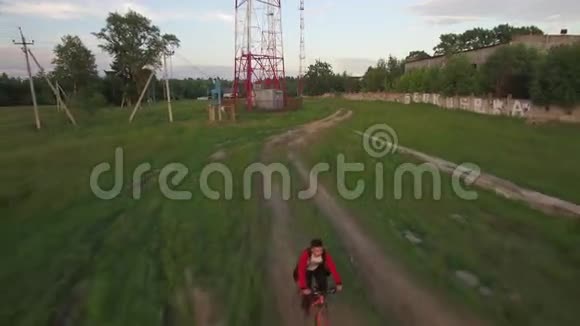 乡村男孩骑自行车的鸟瞰图视频的预览图