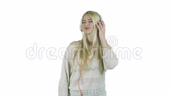 美丽的年轻女人带着耳机听音乐然后把耳机从白色上隔离下来视频的预览图