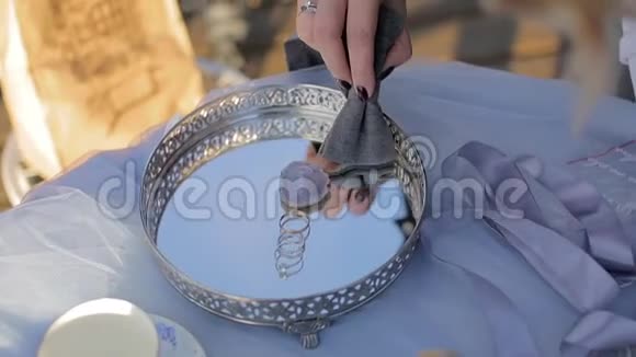 镜盘上的结婚戒指视频的预览图