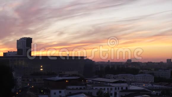 建筑物和足球场和早晨日出在足球场背景下的城市黎明视频的预览图