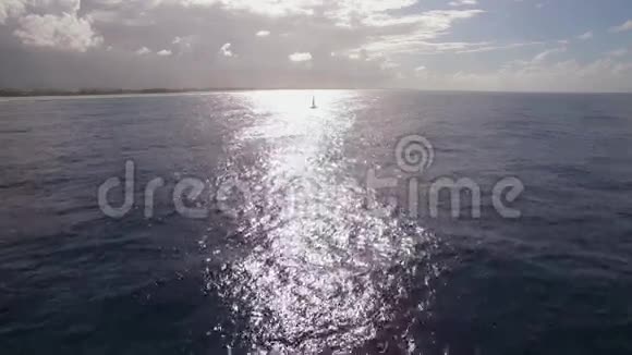 阳光明媚的帆船空中拍摄视频的预览图