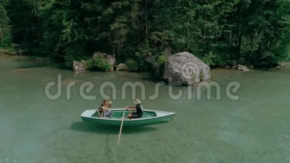 一对快乐的千禧夫妇在高山湖划船视频的预览图