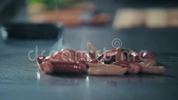 法兰克福香肠在炉子上煎视频的预览图