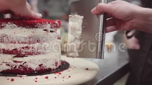 女人的糕点师用糕点刮刀取过多的奶油蛋糕视频的预览图