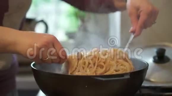 意大利面食烹饪的过程视频的预览图