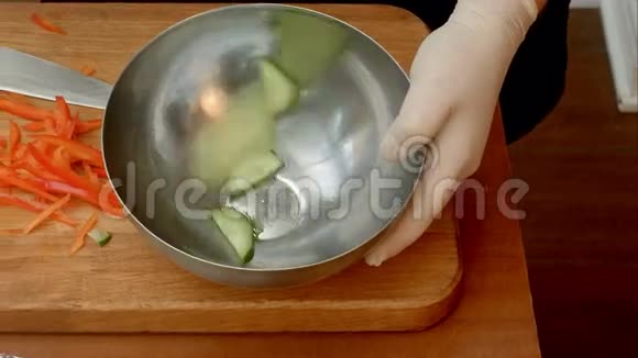 餐馆的厨师把蔬菜放在菜里准备沙拉视频的预览图