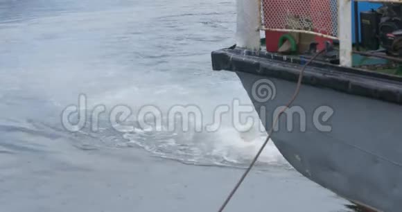 从船尾的中央看船舶发动机船浮在海里视频的预览图