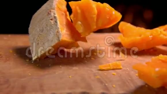 燃烧的壁炉旁的木板上放着法式奶酪视频的预览图