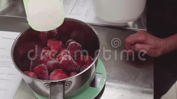 厨房秤盘上冷冻草莓上的糖溢出量视频的预览图