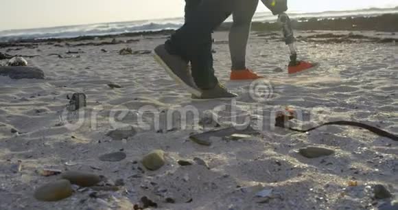 浪漫的情侣在阳光明媚的4k海滩散步视频的预览图