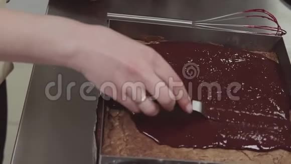 糖果女性手在烤盘中将融化的巧克力撒在双份上视频的预览图