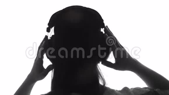 年轻女子用耳机听音乐双曝光视频的预览图