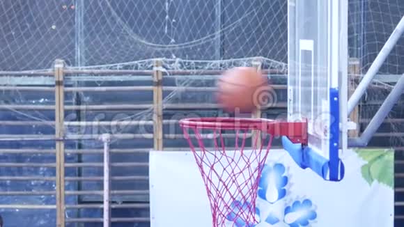 打篮球球进入篮筐视频的预览图