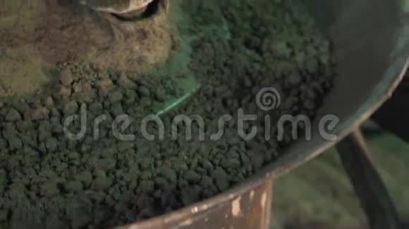 在金属机器上振动的混凝土颗粒用铲子将其分离视频的预览图