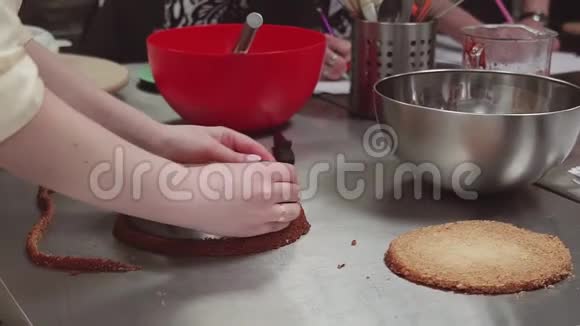 女性糖果师用烤盘切小蛋糕视频的预览图