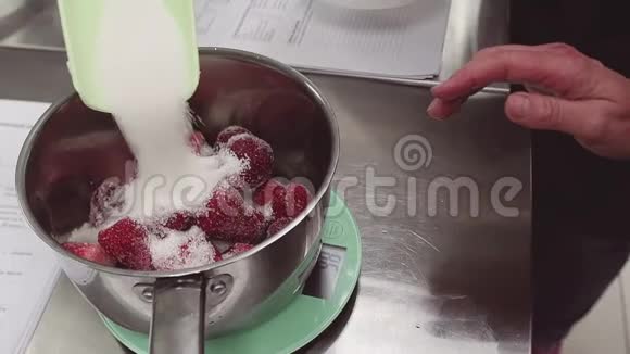 厨房秤盘上冷冻草莓上的糖溢出量视频的预览图