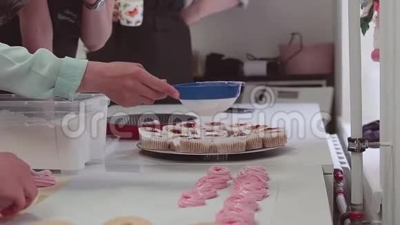女糕点厨师在围裙上通过筛筛筛筛筛糖视频的预览图