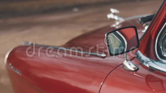 老式苏联经典红色汽车伏尔加后视镜引擎盖和鹿鼻图视频的预览图