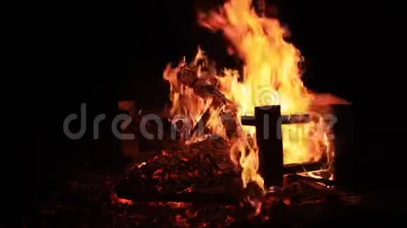 夜声水声火声极致的篝火特写视频为盖伊福克斯烧个板凳视频的预览图
