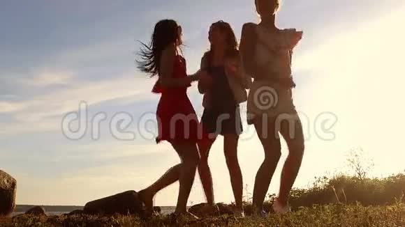 一群快乐的女人或女孩在海滩上跳舞57视频的预览图
