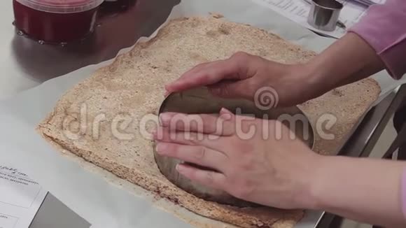 女糕点厨师用烤盘切小饼双份视频的预览图