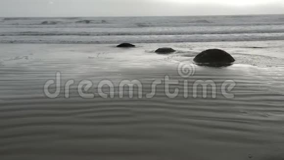 太平洋海浪中的Moeraki巨石视频的预览图