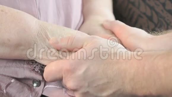 男人在生病时抚摸着老妇人手视频的预览图