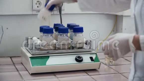 装有物质的实验室摇床剪辑烧瓶中的物质被摇动在摇瓶上进行实验视频的预览图