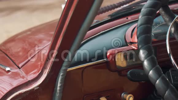 用黑色皮革覆盖的老式苏联红色轿车的牛排视频的预览图