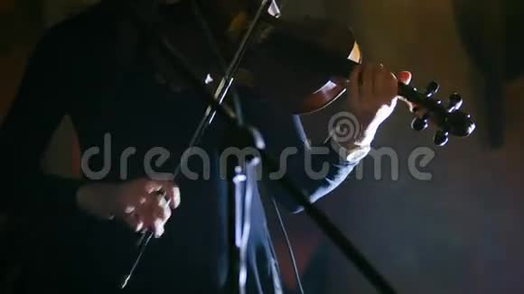 在摇滚音乐会上拉小提琴的女人视频的预览图