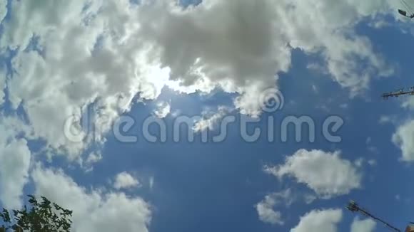 太阳和云的天空时间推移电影视频的预览图