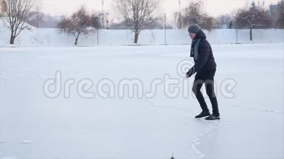 快乐的年轻夫妇在冰冻的湖面上滑冰视频的预览图