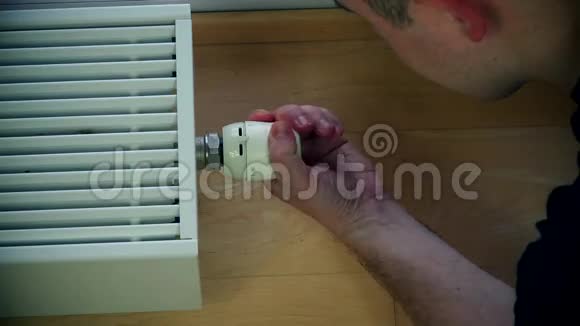 人手调节散热器温度视频的预览图