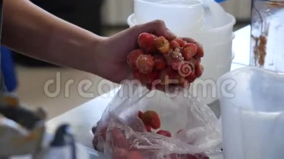 冷冻草莓包装冷冻冷冻草莓包装视频的预览图