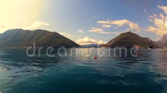 时光流逝的海洋和山脉有船视频的预览图