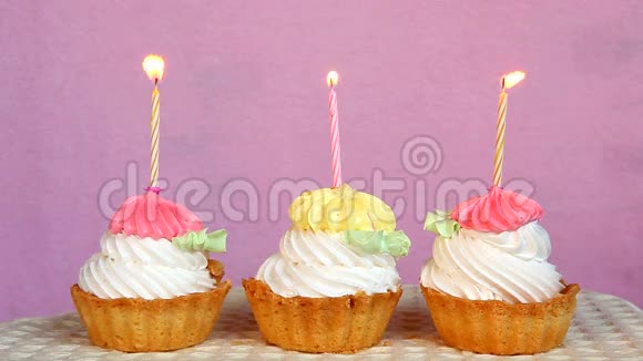 在粉红色背景下用三个蛋糕和蜡烛庆祝视频的预览图