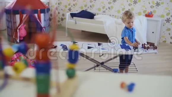 小卷发孩子玩玩具卡车视频的预览图