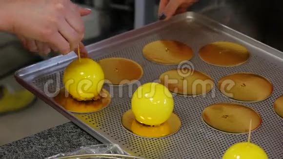 柠檬和椰子摩丝甜点黄色镜面釉涂层现代欧洲蛋糕背景法国摩丝视频的预览图