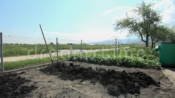 家庭花园的农家肥视频的预览图