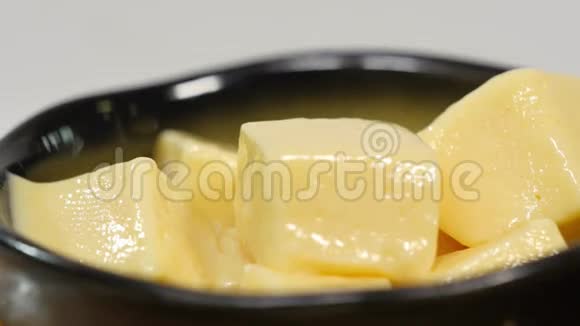 吃点黄油制作短切泡芙糕点系列盘子里的黄油立方体把黄油涂在盘子上做捷径视频的预览图