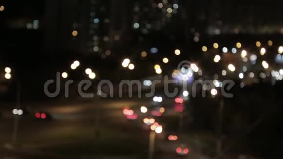 晚上街上的车灯和前灯夜晚的城市汽车灯光灯光模糊视频的预览图