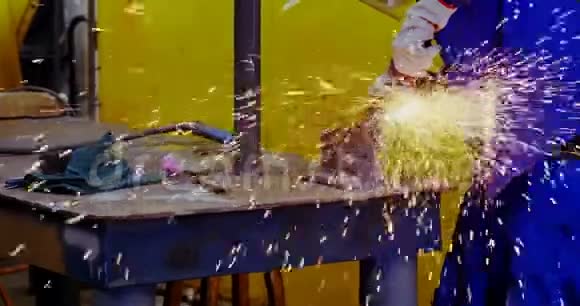 男工程师使用磨床机4k视频的预览图